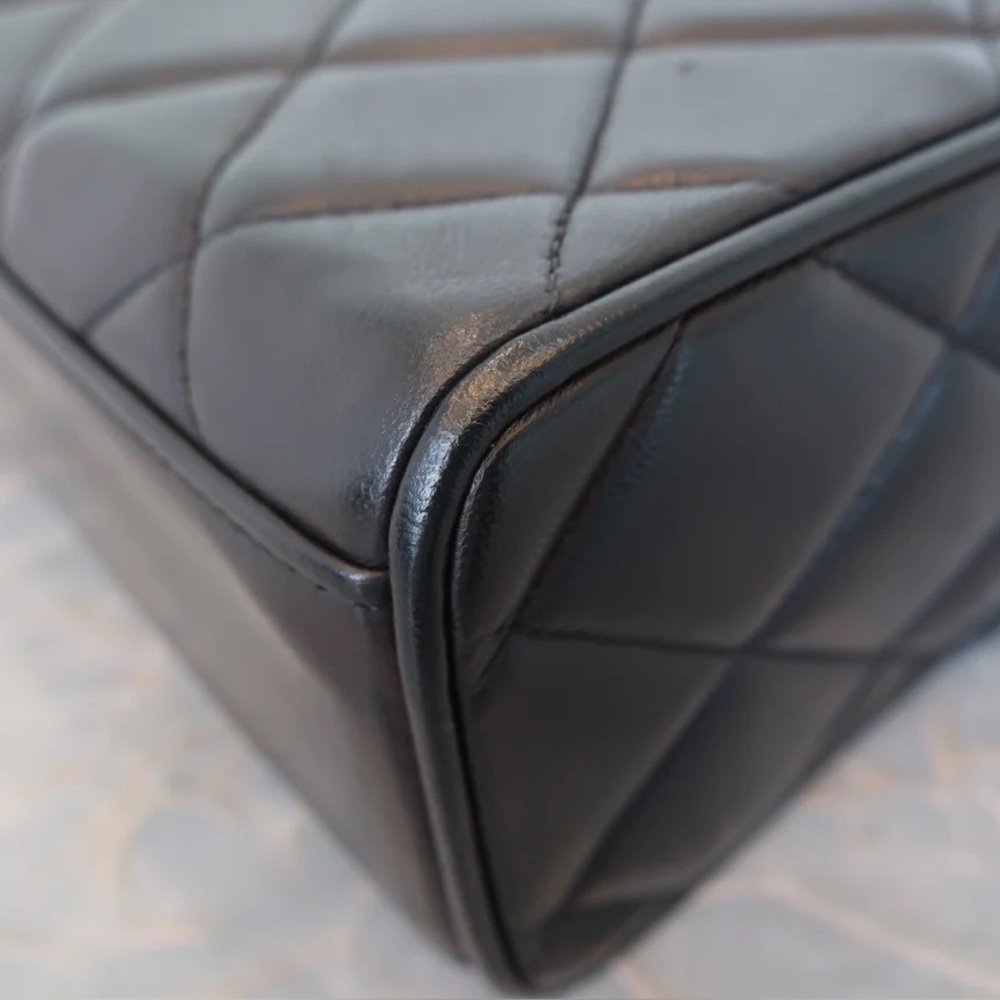 Authentic CHANEL black lambskin medium sized camera vintage crossbody bag - Picture 12 of 15
